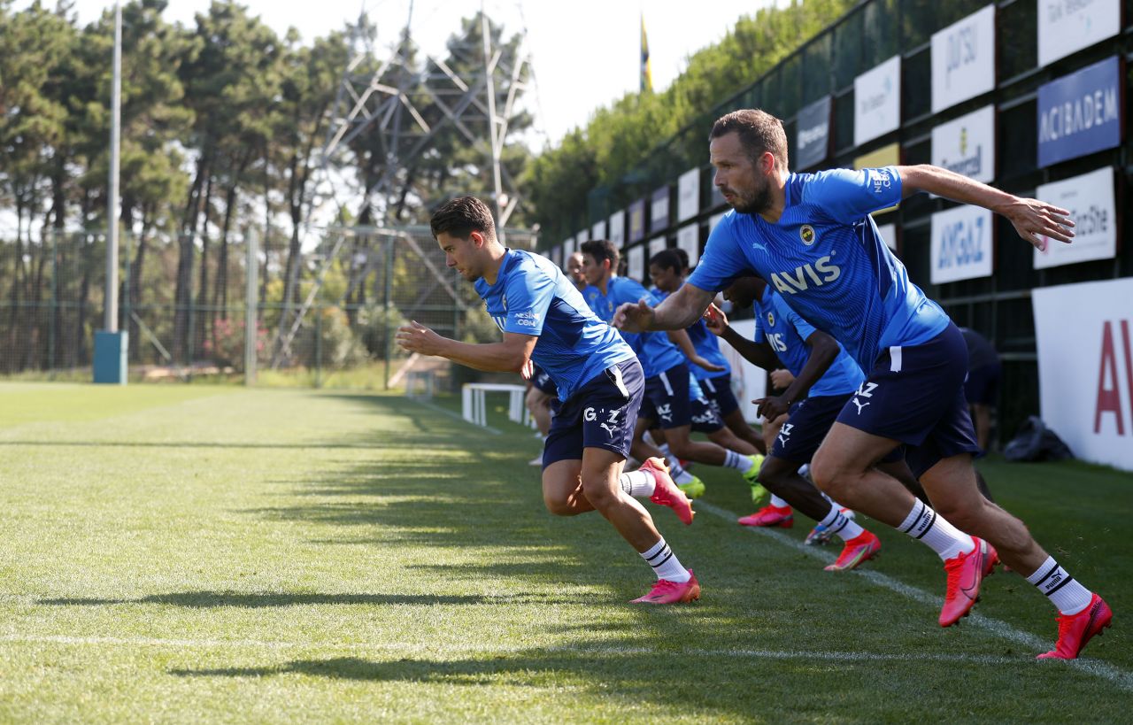 Fenerbahçe'de Mesut Özil sevinci... Yıldız isim, Vitor Pereira'nın vazgeçilmezi olacak 3