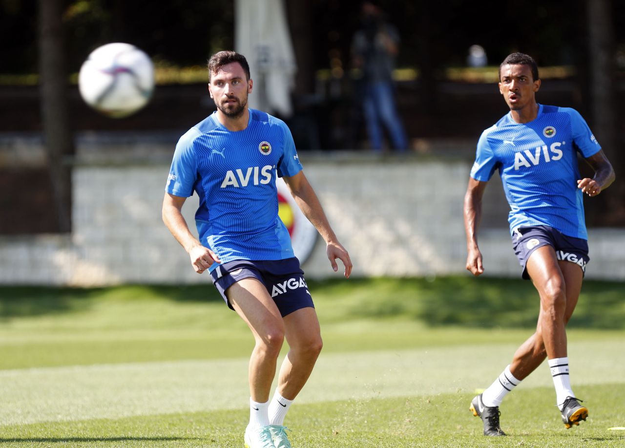 Fenerbahçe'de Mesut Özil sevinci... Yıldız isim, Vitor Pereira'nın vazgeçilmezi olacak 4