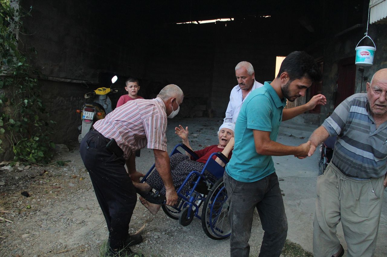 Manavgat'ta alevlerin arasına daldı! Yaşlı çift ve torunları yangından böyle kurtarıldı 4