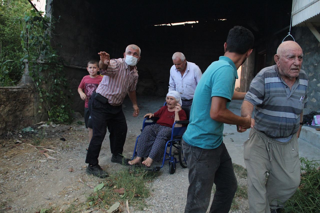 Manavgat'ta alevlerin arasına daldı! Yaşlı çift ve torunları yangından böyle kurtarıldı 5