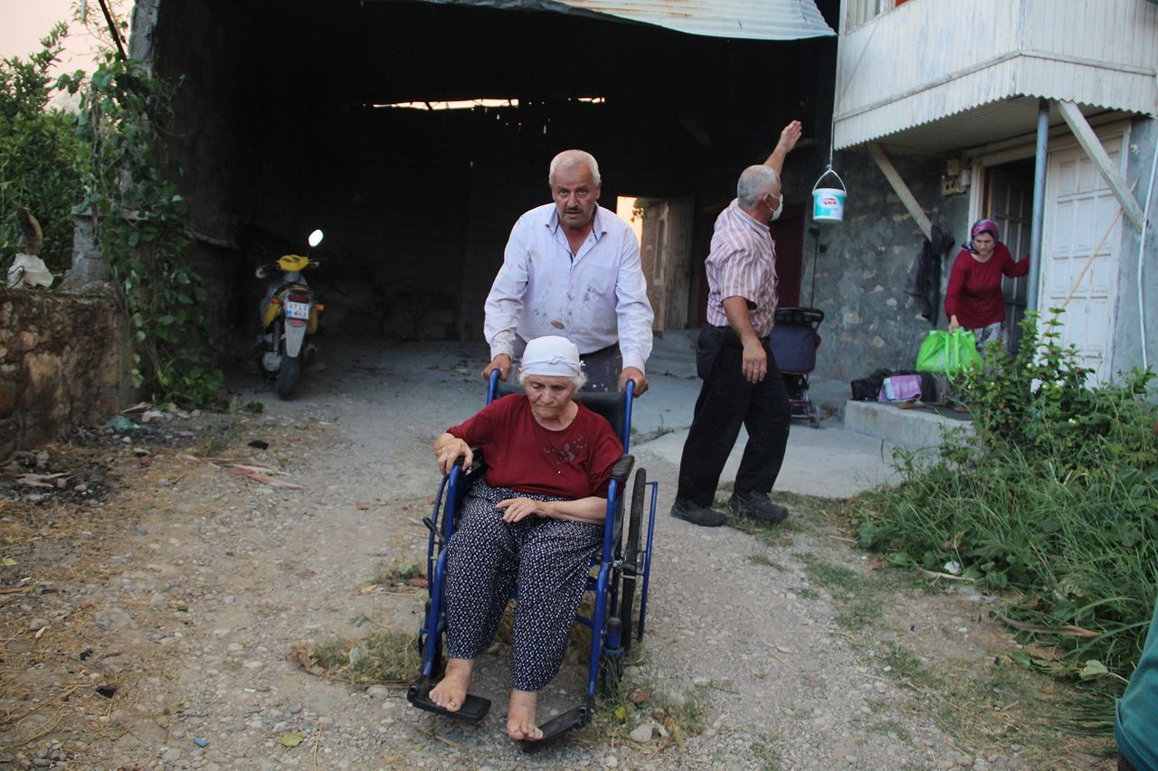 Manavgat'ta alevlerin arasına daldı! Yaşlı çift ve torunları yangından böyle kurtarıldı 6