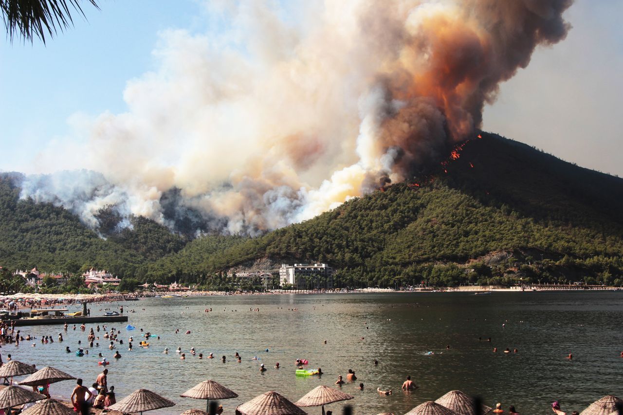 Marmaris'te alevler yüzlerce hektara yayıldı! Gelen görüntüler içimizi dağlıyor 3