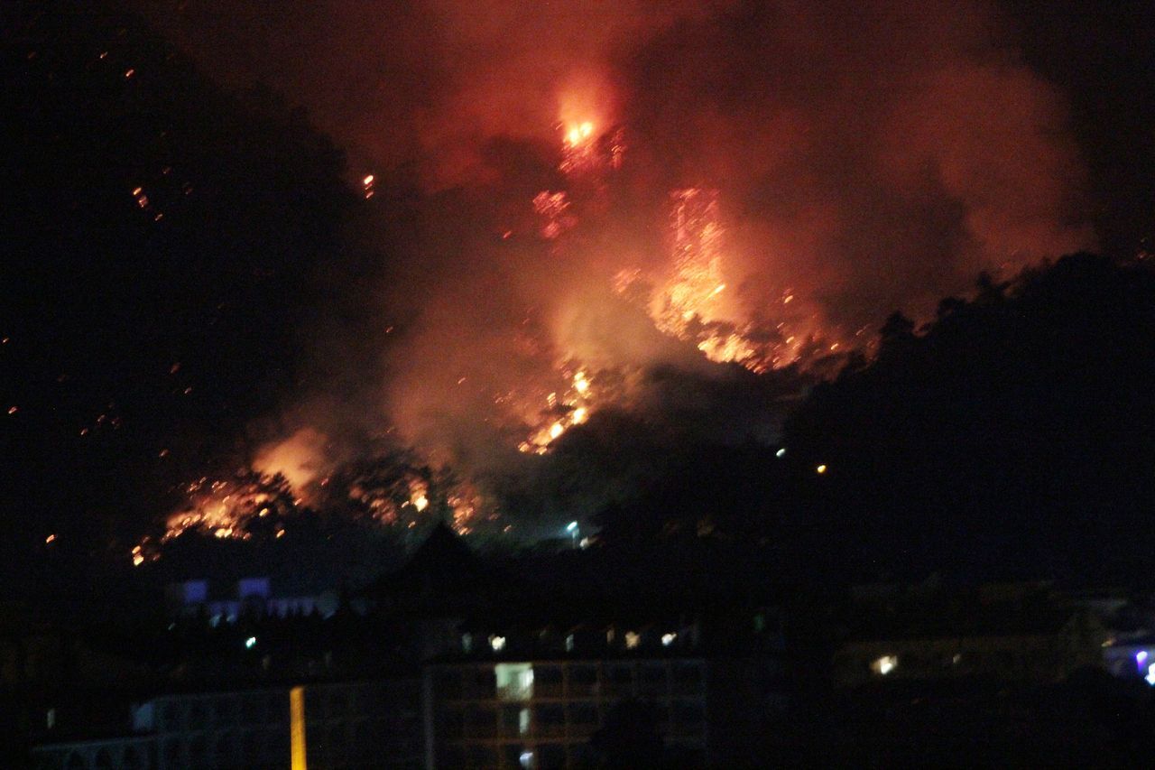 Marmaris'te alevler yüzlerce hektara yayıldı! Gelen görüntüler içimizi dağlıyor 5