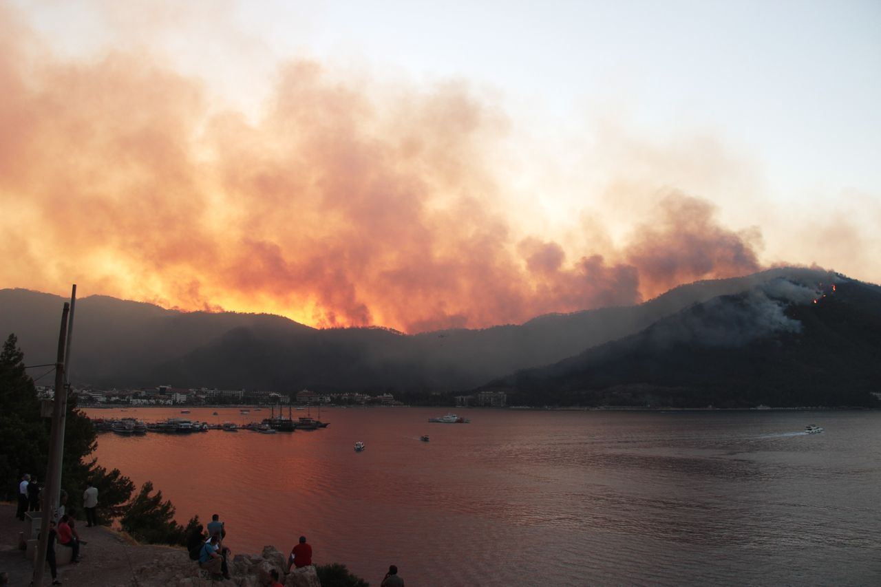 Marmaris'te alevler yüzlerce hektara yayıldı! Gelen görüntüler içimizi dağlıyor 12