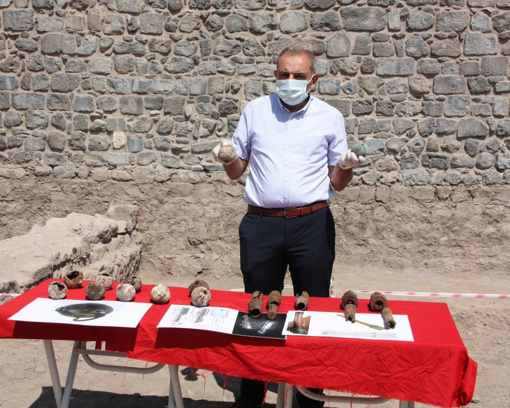 Diyarbakır'da Amida Höyük'te devam eden kazılarda 1. Dünya Savaşı'na ait 782 adet el bombası bulundu 3