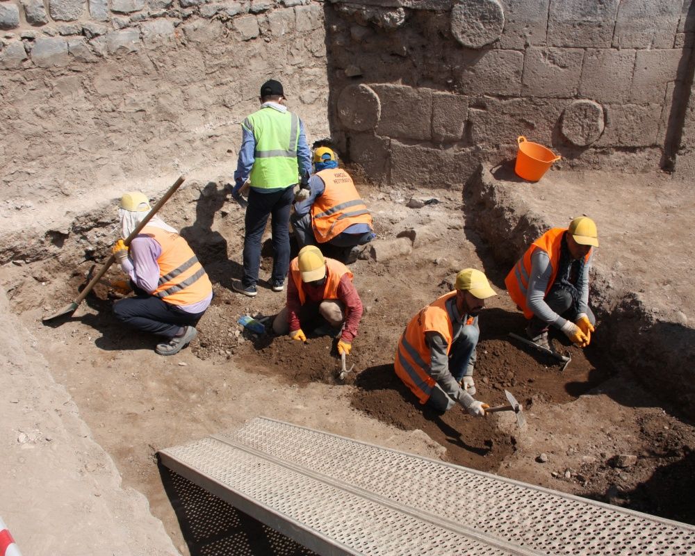 Diyarbakır'da Amida Höyük'te devam eden kazılarda 1. Dünya Savaşı'na ait 782 adet el bombası bulundu 9