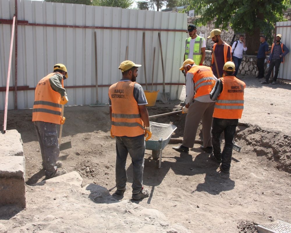 Diyarbakır'da Amida Höyük'te devam eden kazılarda 1. Dünya Savaşı'na ait 782 adet el bombası bulundu 14