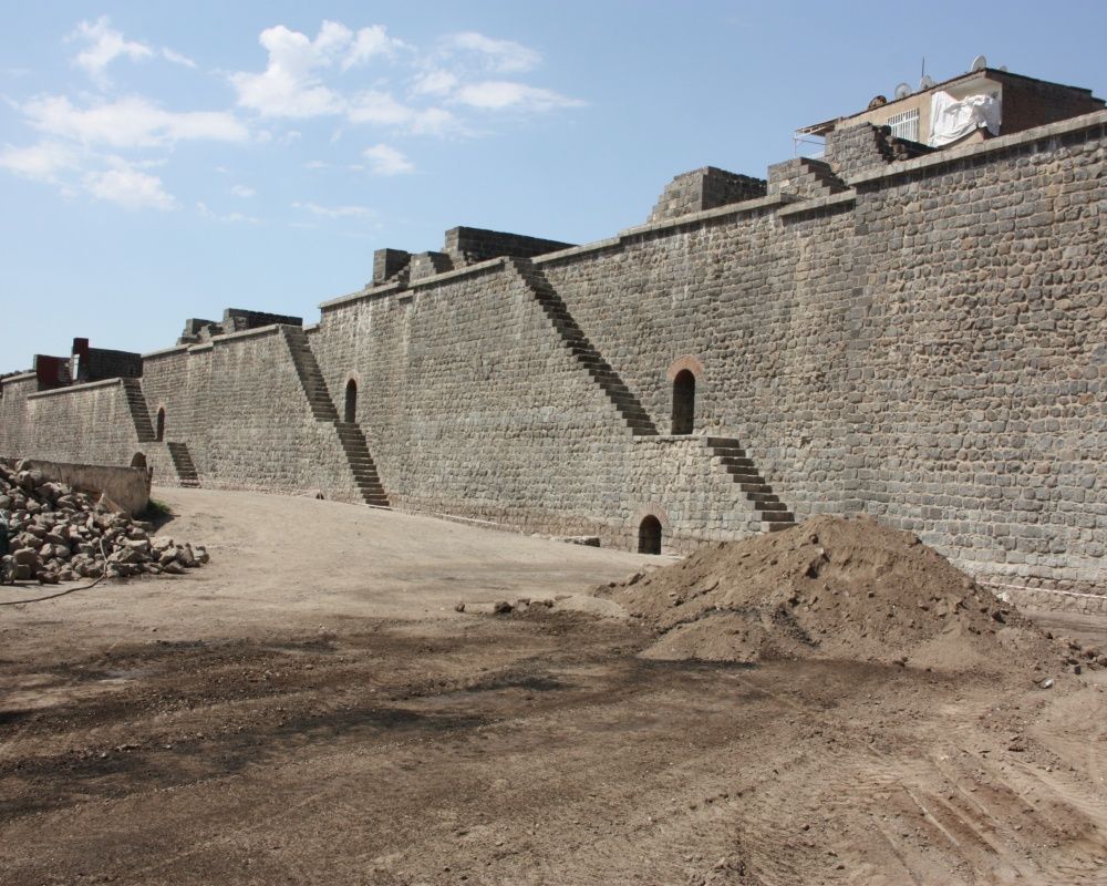 Diyarbakır'da Amida Höyük'te devam eden kazılarda 1. Dünya Savaşı'na ait 782 adet el bombası bulundu 11