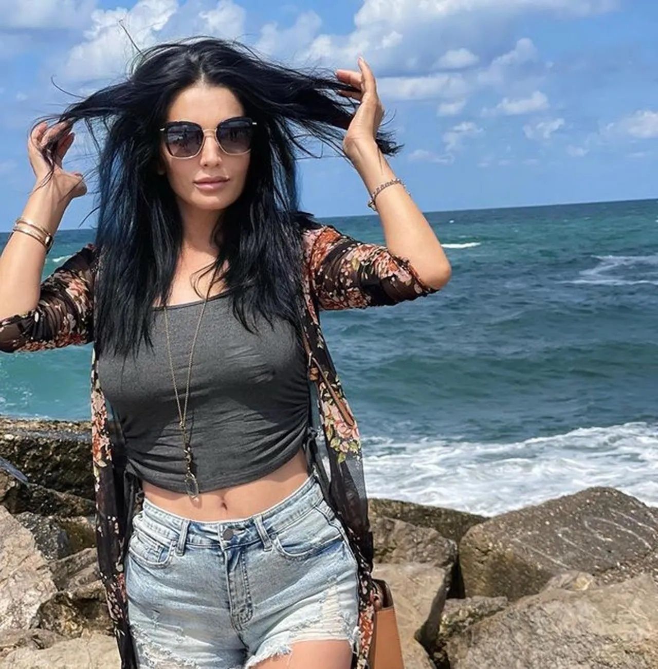 Aleyna Tilki'nin annesi çıldırdı! Mini etekli pozlarına düştüğü not kızını bile şaşırttı! 3