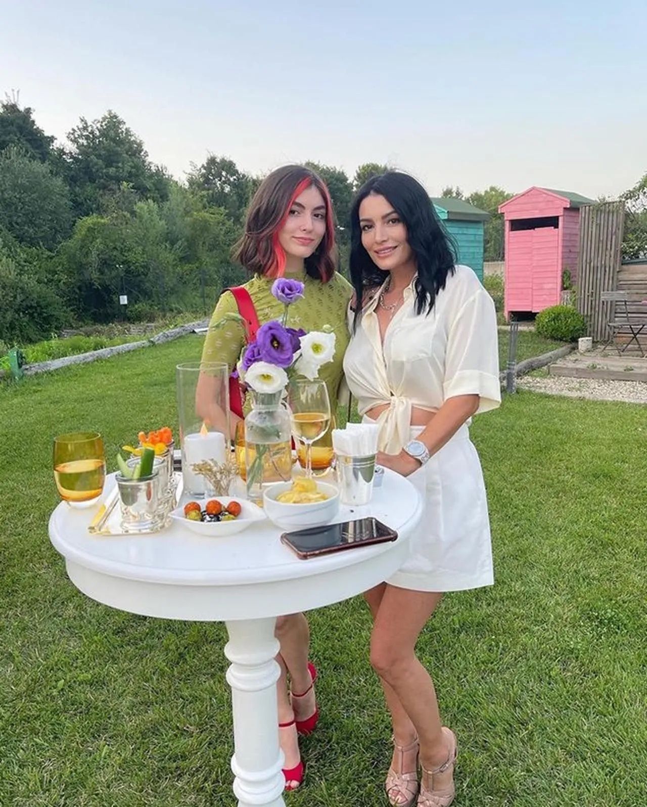 Aleyna Tilki'nin annesi çıldırdı! Mini etekli pozlarına düştüğü not kızını bile şaşırttı! 6