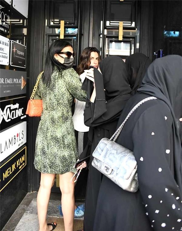 Nesrin Cavadzade sokak ortasında çıldırdı! Kapıları zorladı! Üzerine kahve döküldü! 12