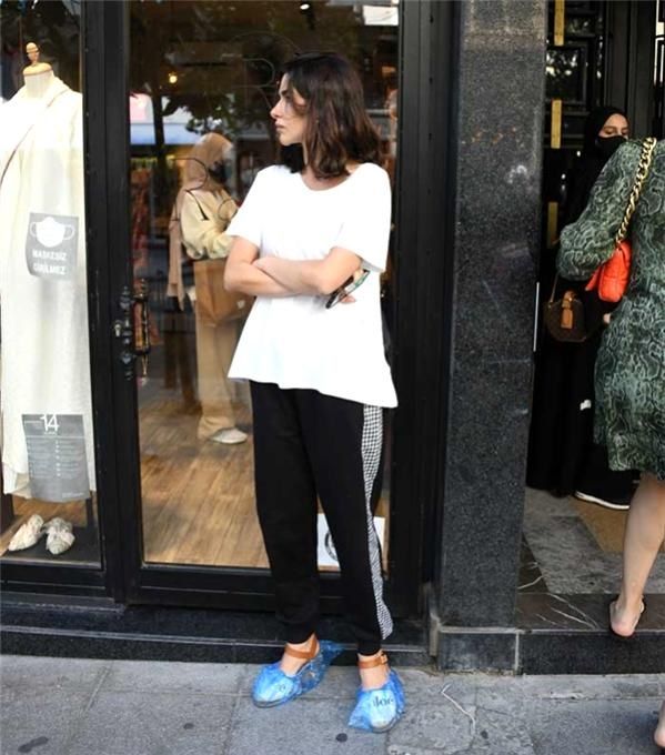 Nesrin Cavadzade sokak ortasında çıldırdı! Kapıları zorladı! Üzerine kahve döküldü! 13