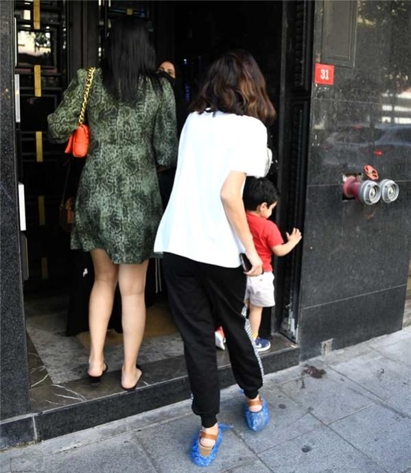 Nesrin Cavadzade sokak ortasında çıldırdı! Kapıları zorladı! Üzerine kahve döküldü! 15