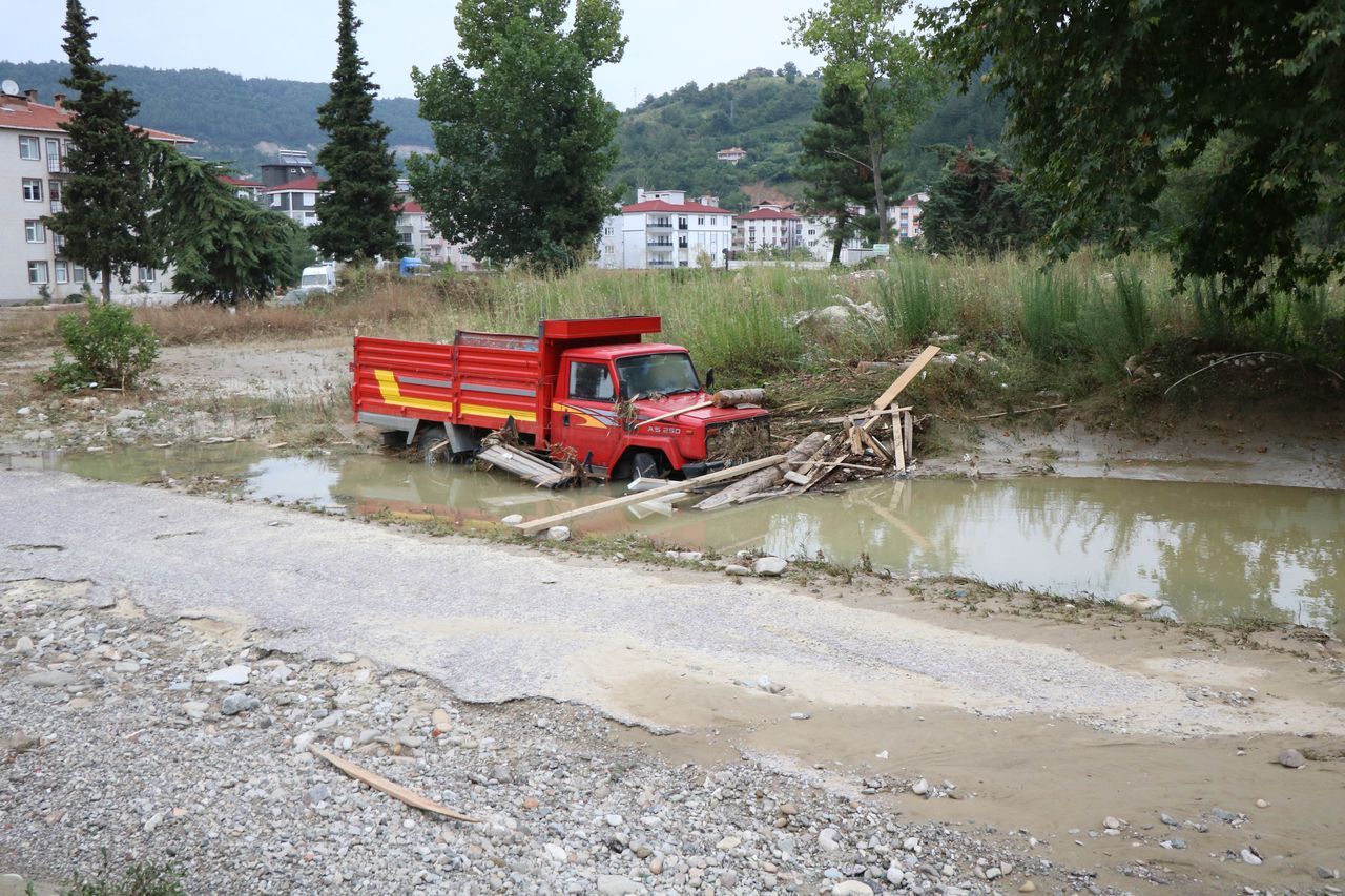 Sel suları çekildi, felaketin boyutu ortaya çıktı 16