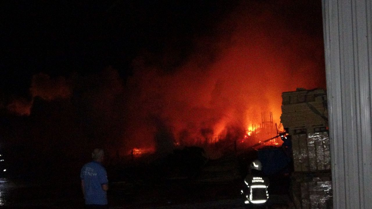 Bursa'da sıcak gece! Palet fabrikası küle döndü 8