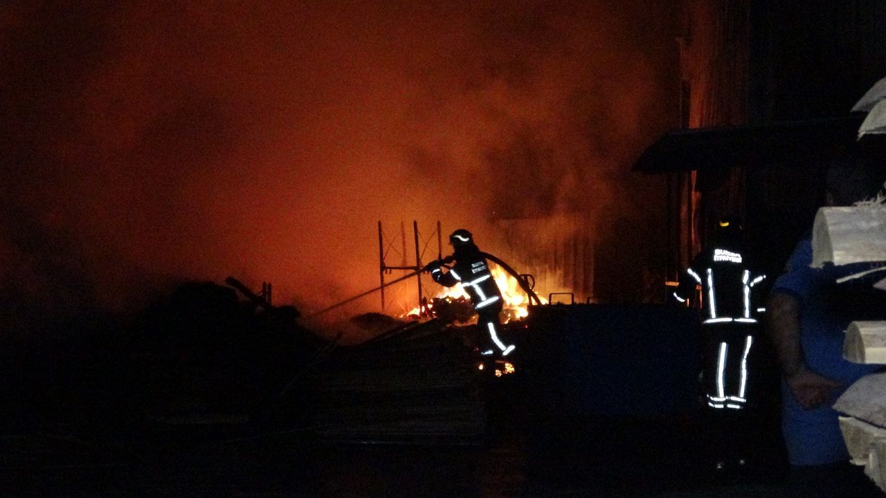Bursa'da sıcak gece! Palet fabrikası küle döndü 9