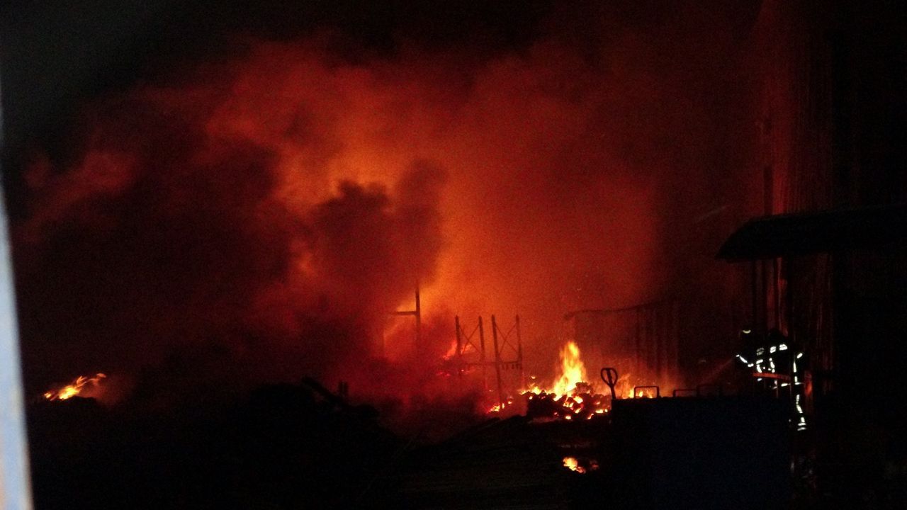Bursa'da sıcak gece! Palet fabrikası küle döndü 11
