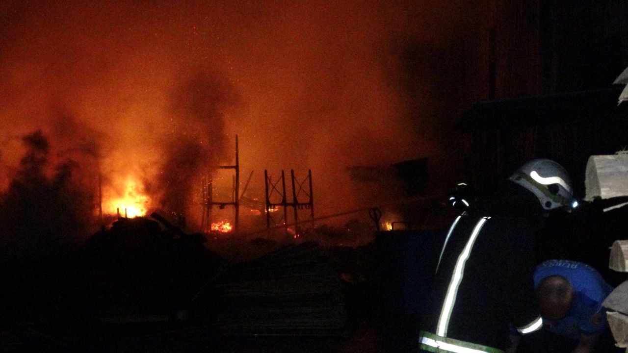 Bursa'da sıcak gece! Palet fabrikası küle döndü 12