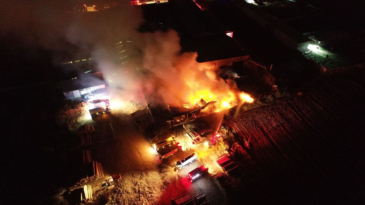 Bursa'da sıcak gece! Palet fabrikası küle döndü 1