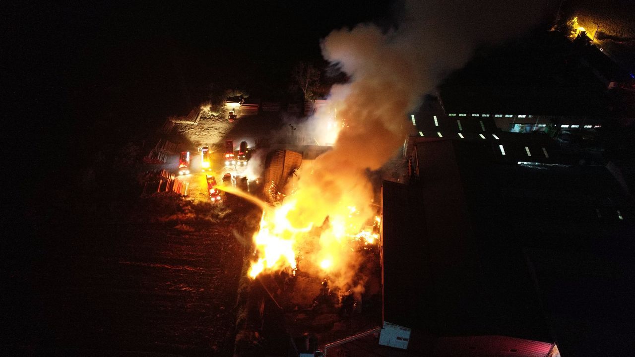 Bursa'da sıcak gece! Palet fabrikası küle döndü 3