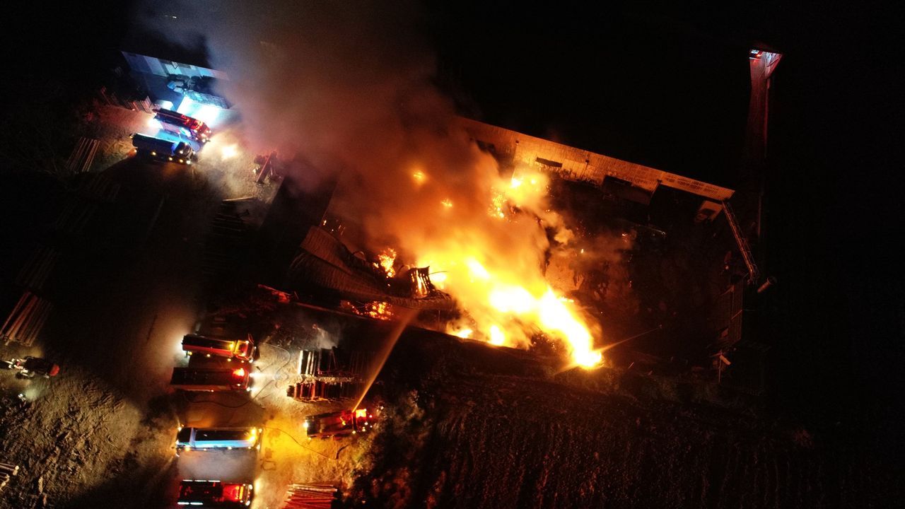 Bursa'da sıcak gece! Palet fabrikası küle döndü 2