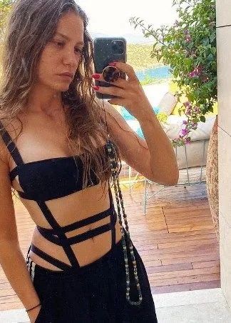 Serenay Sarıkaya'dan haftalar sonra unutulmaz pozlar geldi! 6