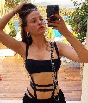 Serenay Sarıkaya'dan haftalar sonra unutulmaz pozlar geldi! 7