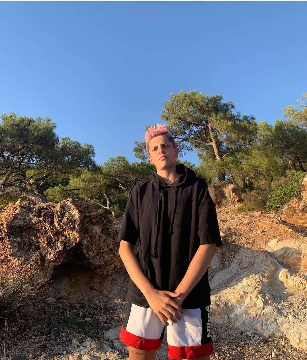 Ebrar Karakurt'un Instagram'daki kız arkadaş paylaşımı sosyal medyayı salladı 4
