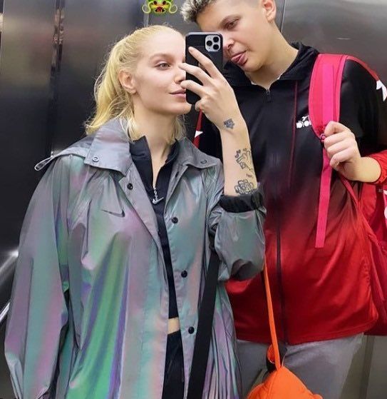 Ebrar Karakurt'un Instagram'daki kız arkadaş paylaşımı sosyal medyayı salladı 5