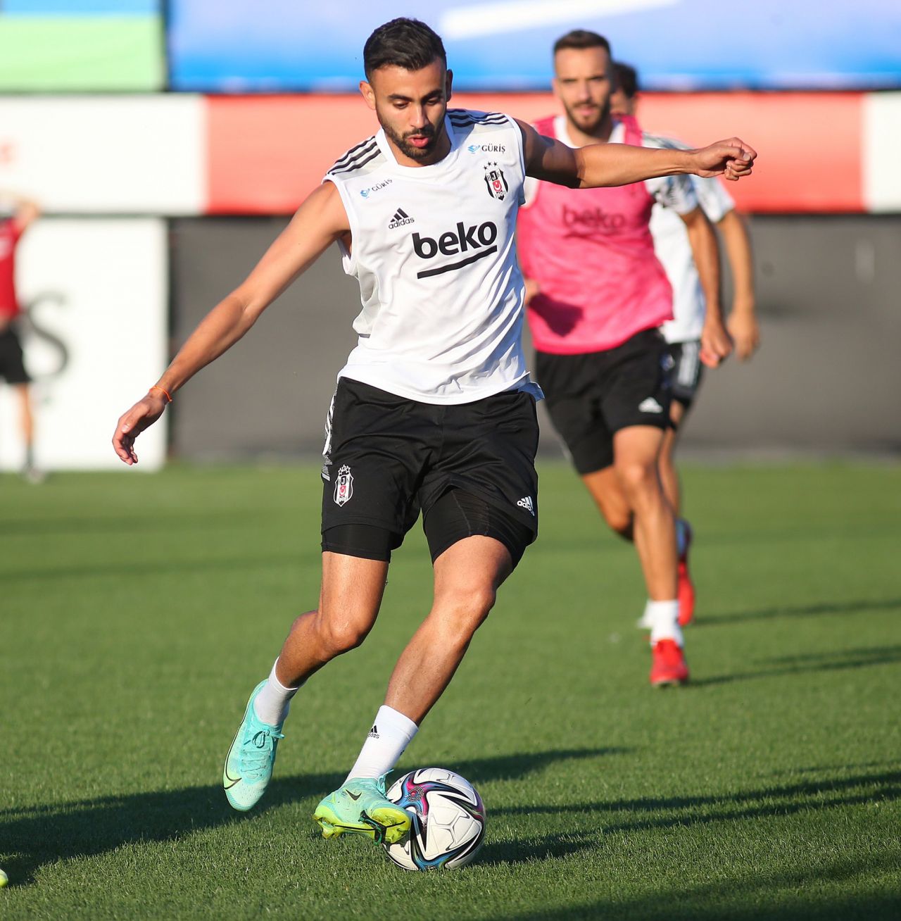 Beşiktaş'ın yeni transferleri Alex Teixeira ile Mert Günok ilk antrenmanlarına çıktı 3