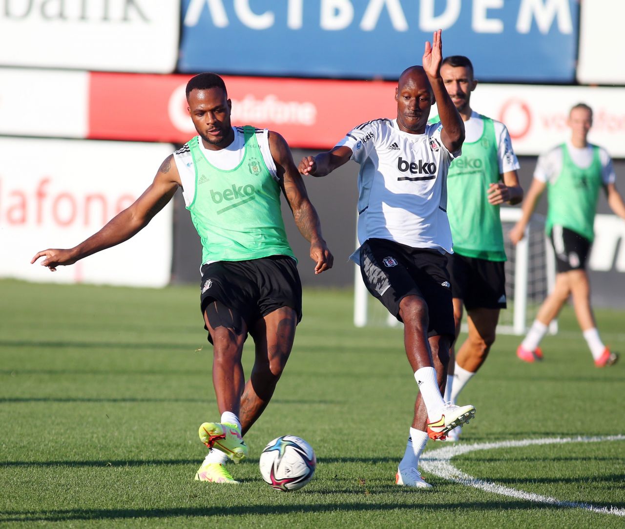 Beşiktaş'ın yeni transferleri Alex Teixeira ile Mert Günok ilk antrenmanlarına çıktı 4