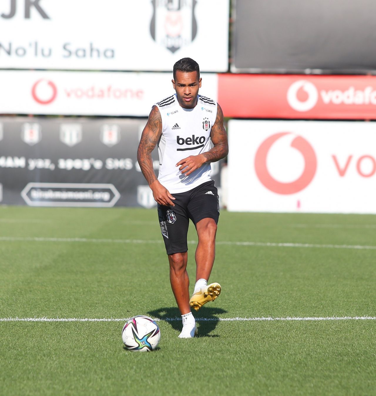 Beşiktaş'ın yeni transferleri Alex Teixeira ile Mert Günok ilk antrenmanlarına çıktı 1