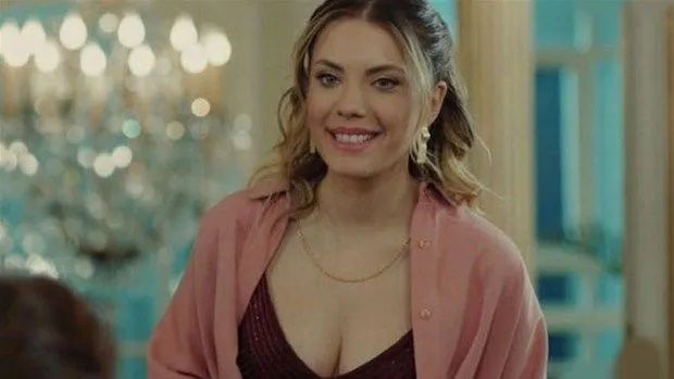 Eda Ece pembe mini elbiseyi giydi! Takipçilerini büyüledi! 1