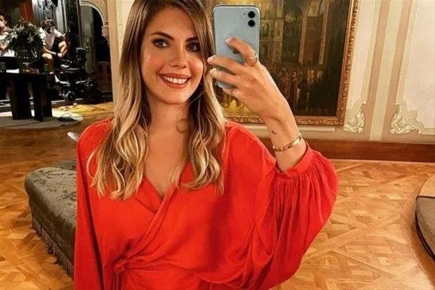 Eda Ece pembe mini elbiseyi giydi! Takipçilerini büyüledi! 4