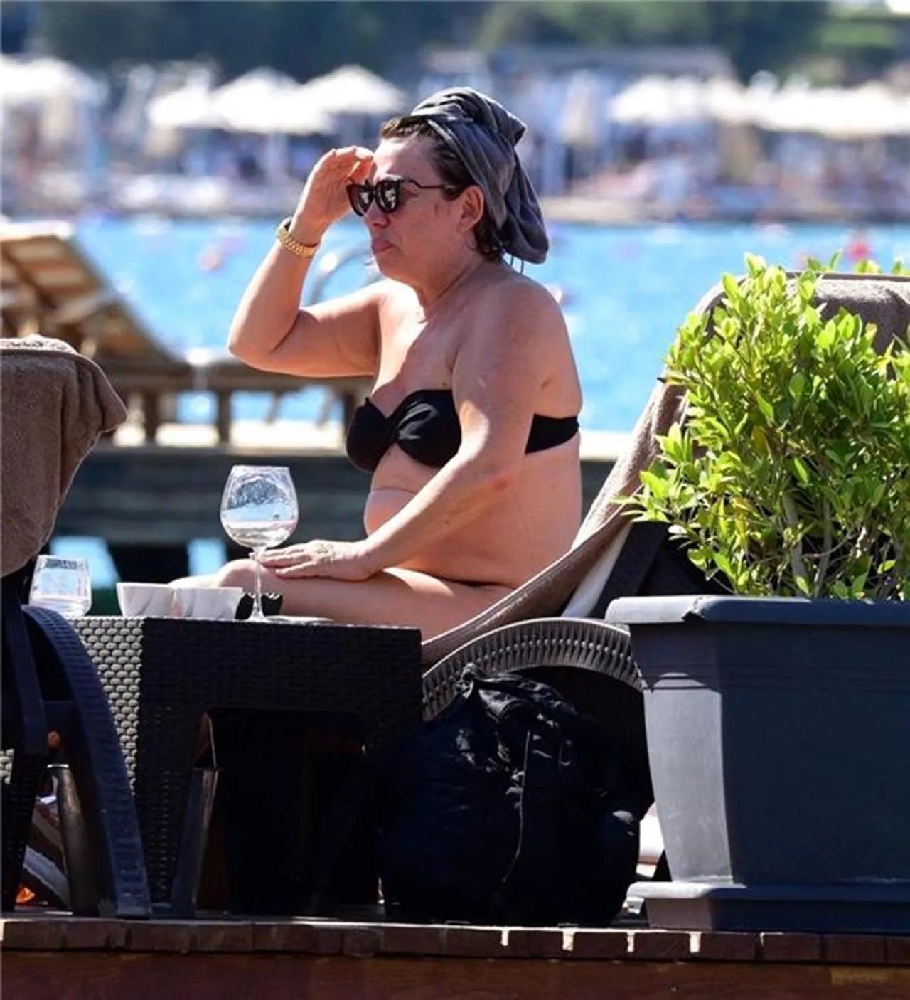 65 yaşındaki Oya Başar'dan bikini şov! Ünlü sanatçıya yorum yağdı! 2