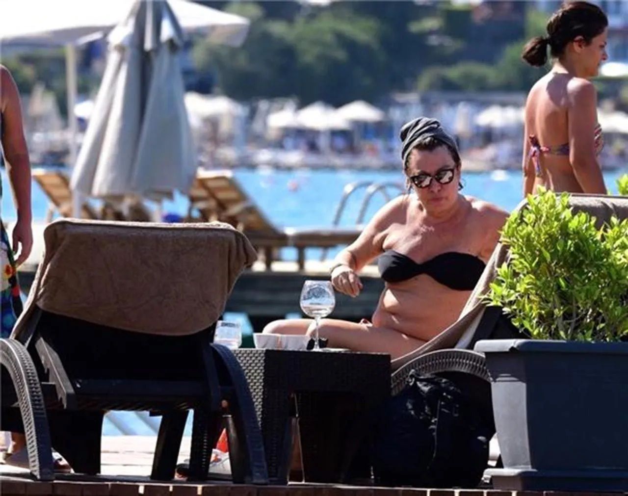 65 yaşındaki Oya Başar'dan bikini şov! Ünlü sanatçıya yorum yağdı! 4