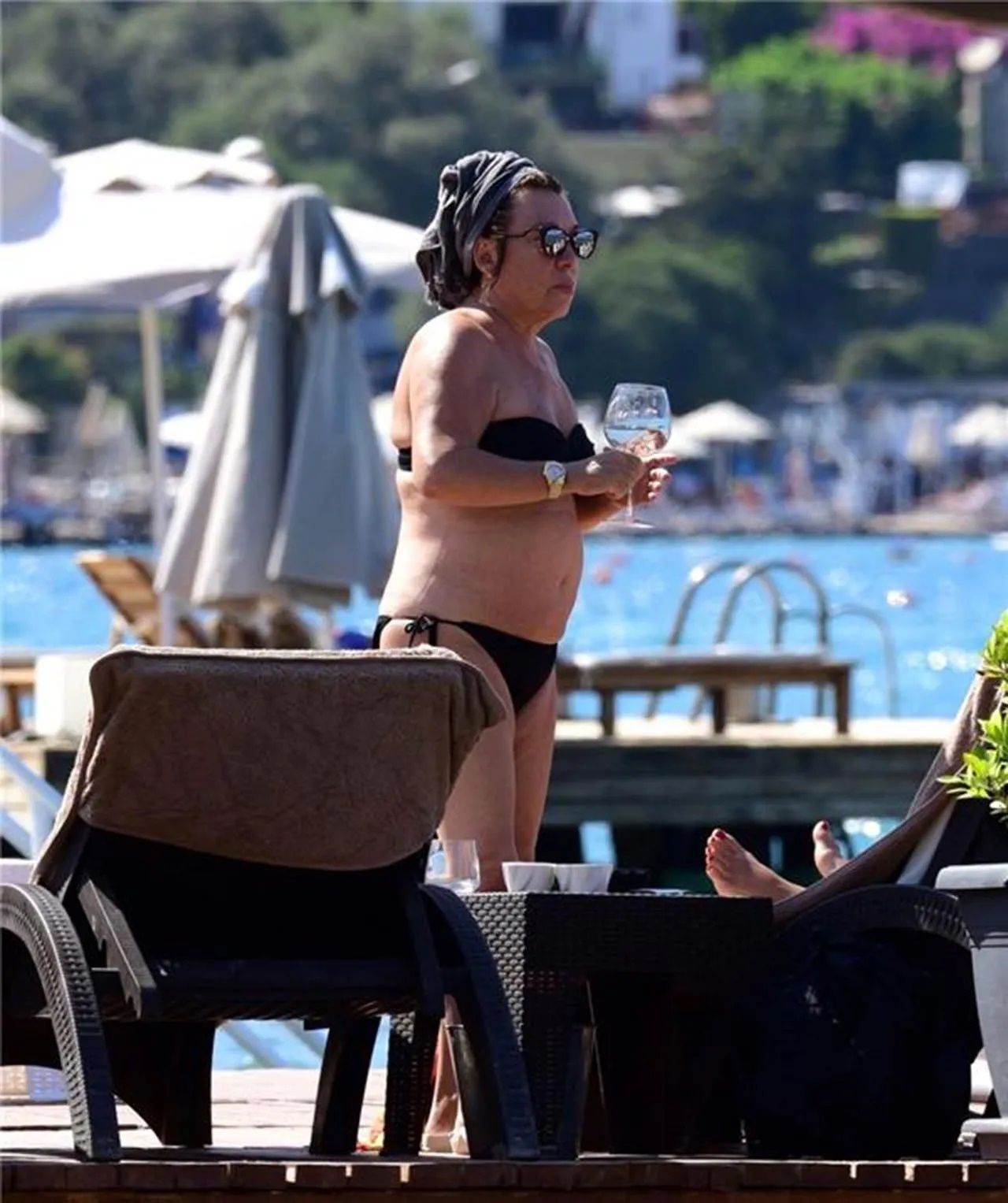 65 yaşındaki Oya Başar'dan bikini şov! Ünlü sanatçıya yorum yağdı! 5