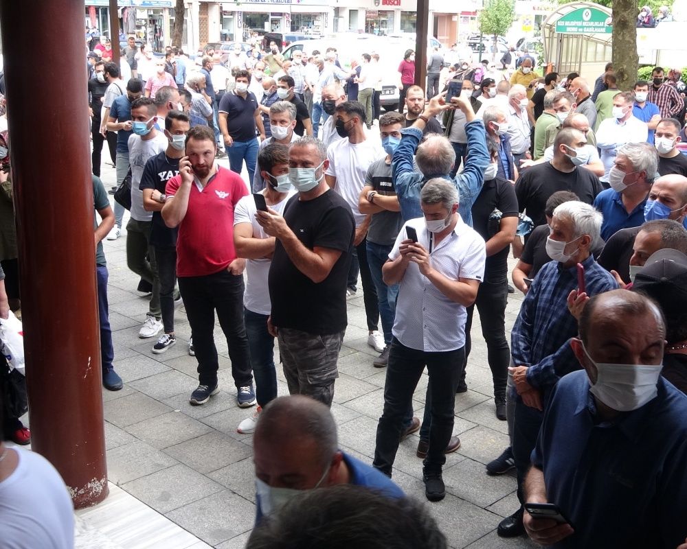 Cenazede tepki çeken olay! Hayatını kaybeden 'Cimilli İbo' lakaplı şarkıcı İbrahim Özer son yolculuğuna uğurlandı 32
