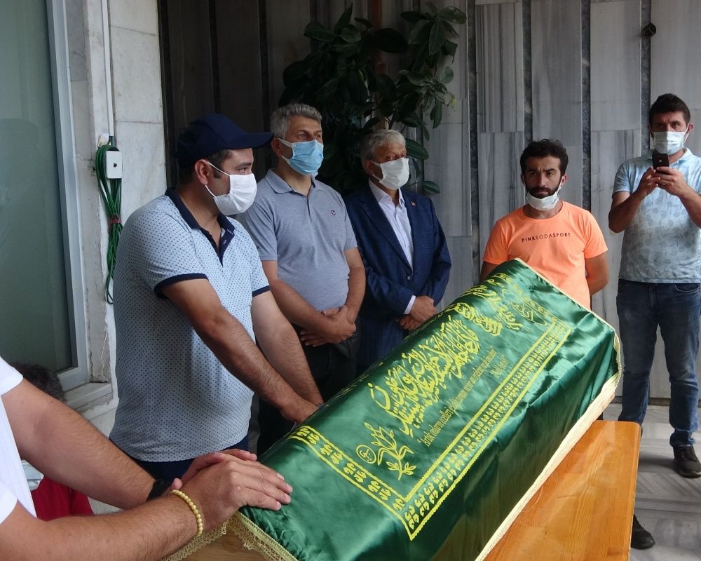 Cenazede tepki çeken olay! Hayatını kaybeden 'Cimilli İbo' lakaplı şarkıcı İbrahim Özer son yolculuğuna uğurlandı 20