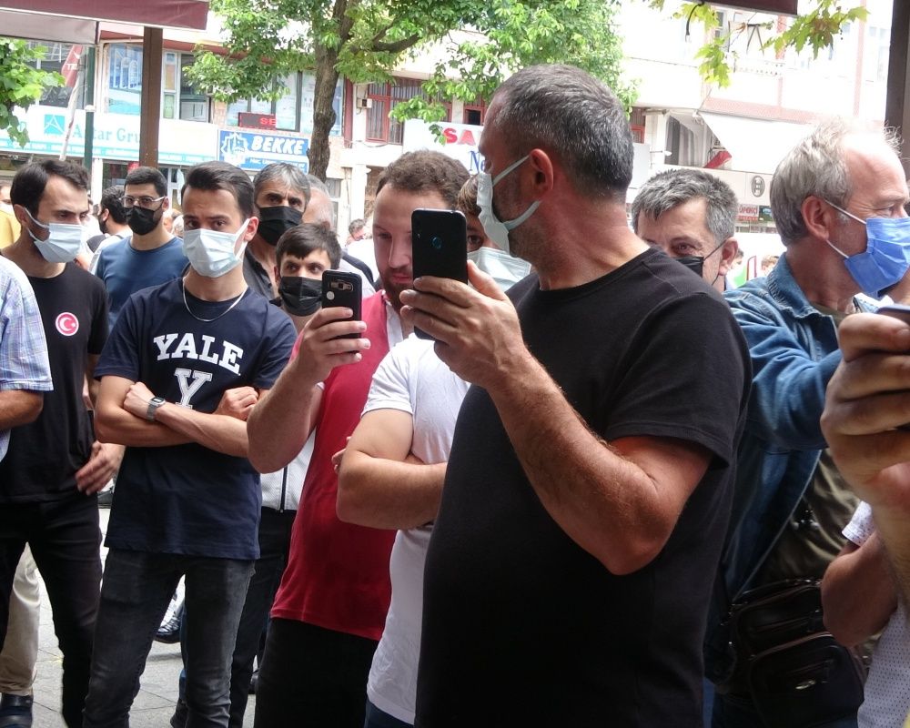 Cenazede tepki çeken olay! Hayatını kaybeden 'Cimilli İbo' lakaplı şarkıcı İbrahim Özer son yolculuğuna uğurlandı 23