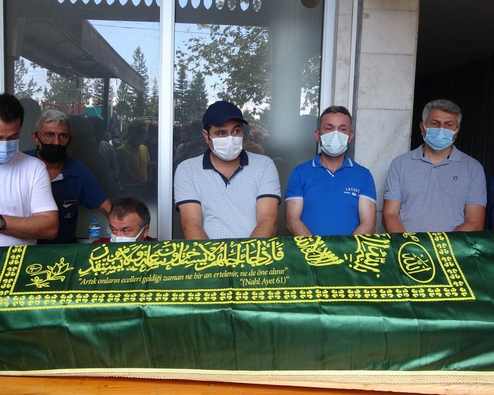 Cenazede tepki çeken olay! Hayatını kaybeden 'Cimilli İbo' lakaplı şarkıcı İbrahim Özer son yolculuğuna uğurlandı 25