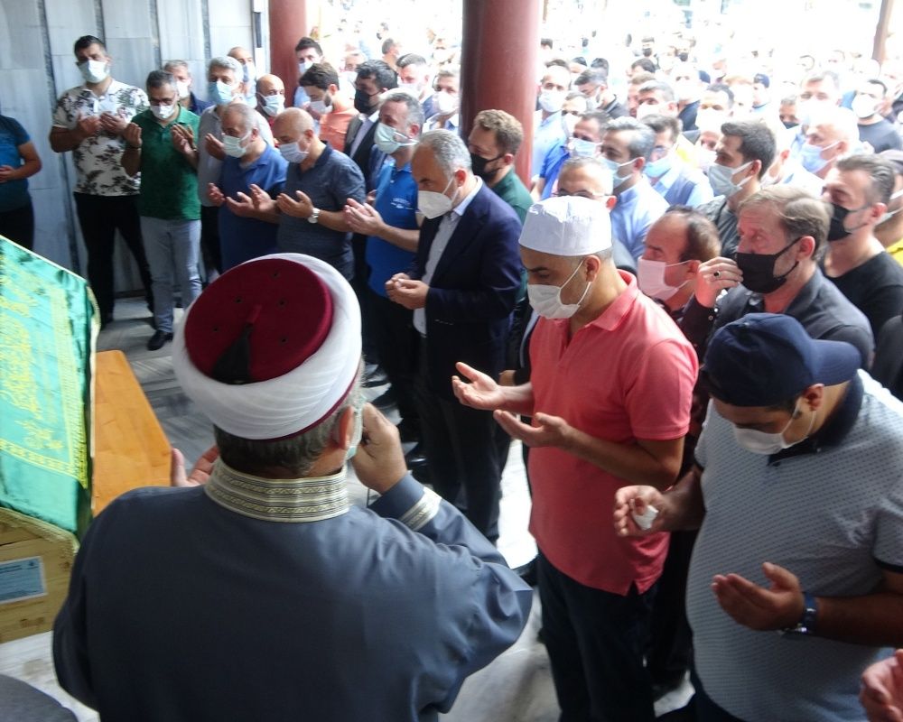 Cenazede tepki çeken olay! Hayatını kaybeden 'Cimilli İbo' lakaplı şarkıcı İbrahim Özer son yolculuğuna uğurlandı 24