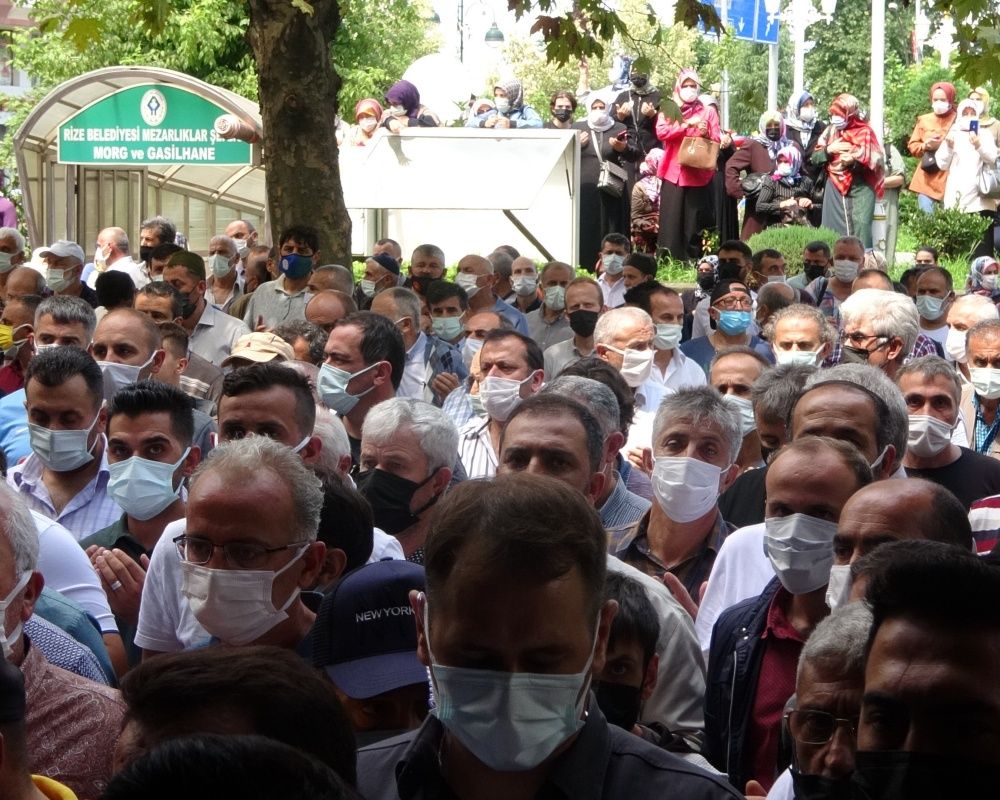 Cenazede tepki çeken olay! Hayatını kaybeden 'Cimilli İbo' lakaplı şarkıcı İbrahim Özer son yolculuğuna uğurlandı 21