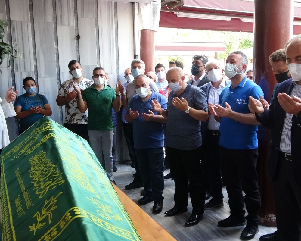 Cenazede tepki çeken olay! Hayatını kaybeden 'Cimilli İbo' lakaplı şarkıcı İbrahim Özer son yolculuğuna uğurlandı 17