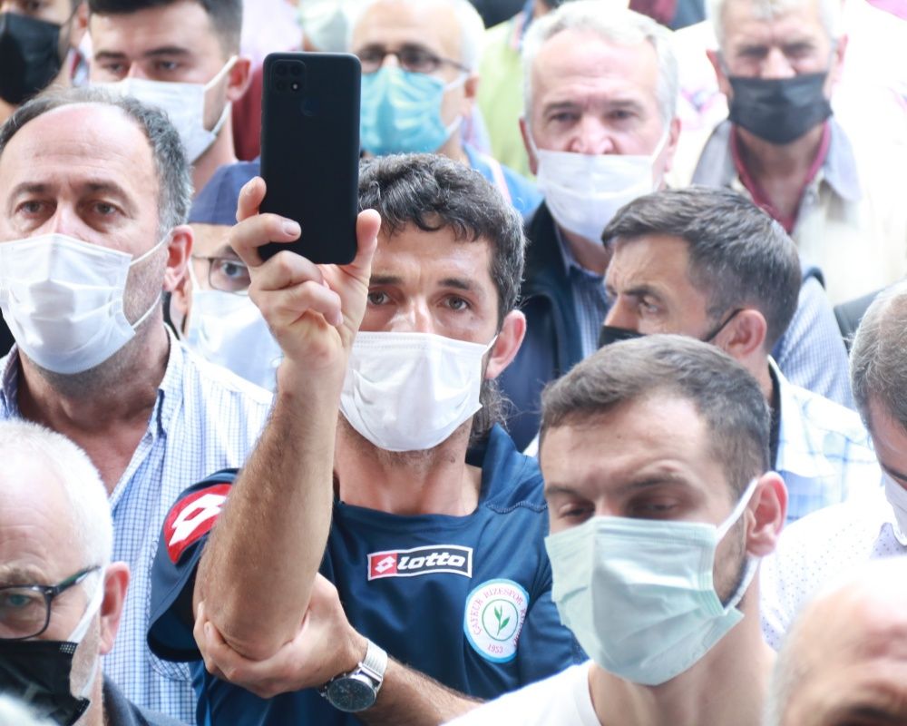 Cenazede tepki çeken olay! Hayatını kaybeden 'Cimilli İbo' lakaplı şarkıcı İbrahim Özer son yolculuğuna uğurlandı 16