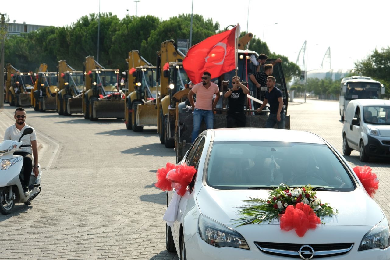 Böyle düğün konvoyu görülmedi! Damat, gelini 11 kepçe ile aldı 1