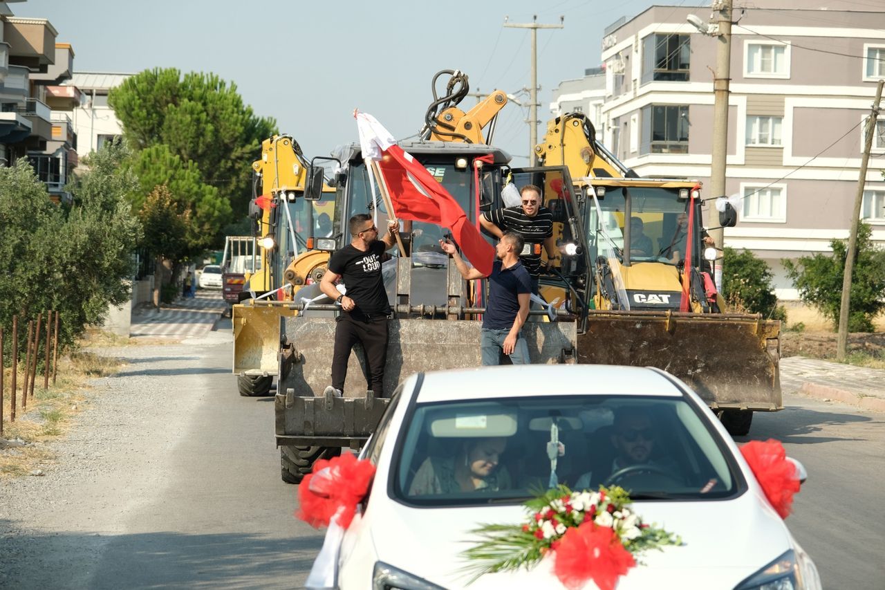 Böyle düğün konvoyu görülmedi! Damat, gelini 11 kepçe ile aldı 2