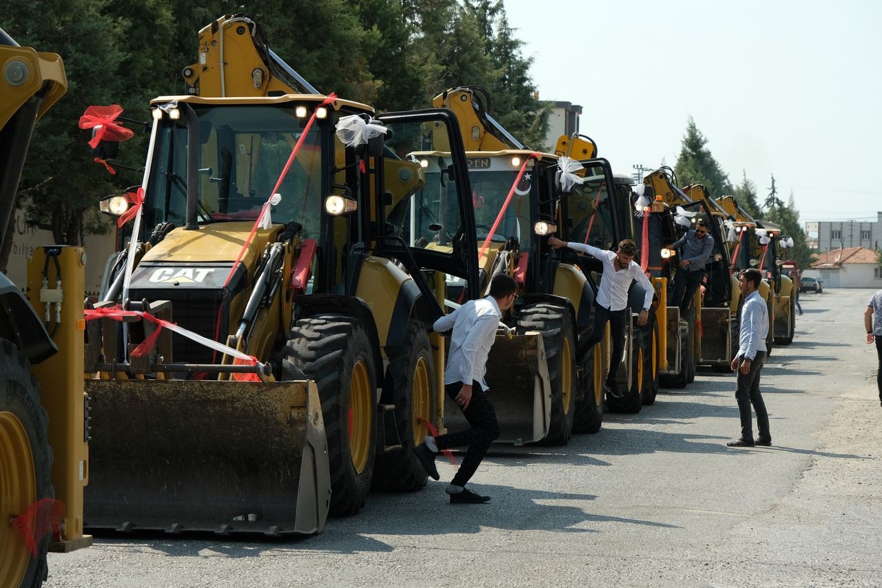 Böyle düğün konvoyu görülmedi! Damat, gelini 11 kepçe ile aldı 7
