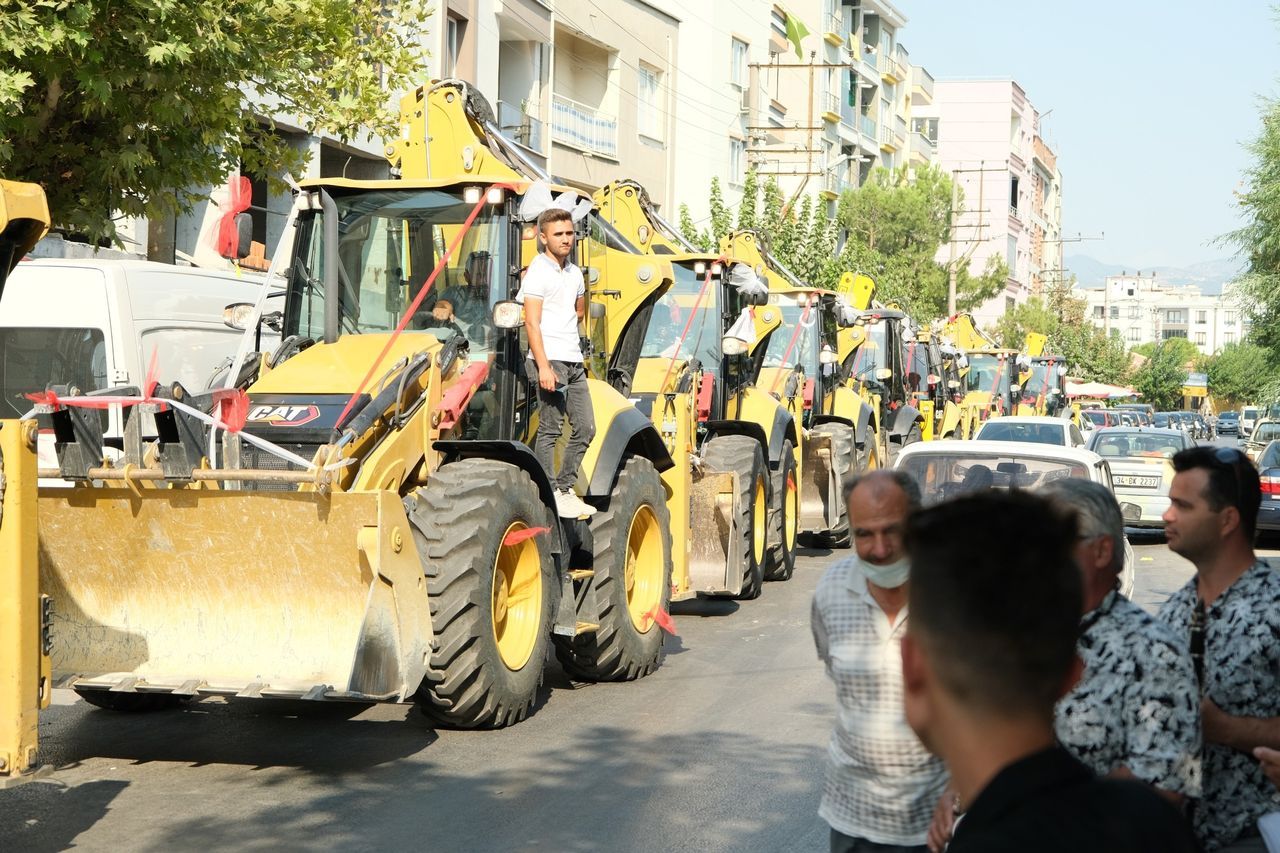 Böyle düğün konvoyu görülmedi! Damat, gelini 11 kepçe ile aldı 8