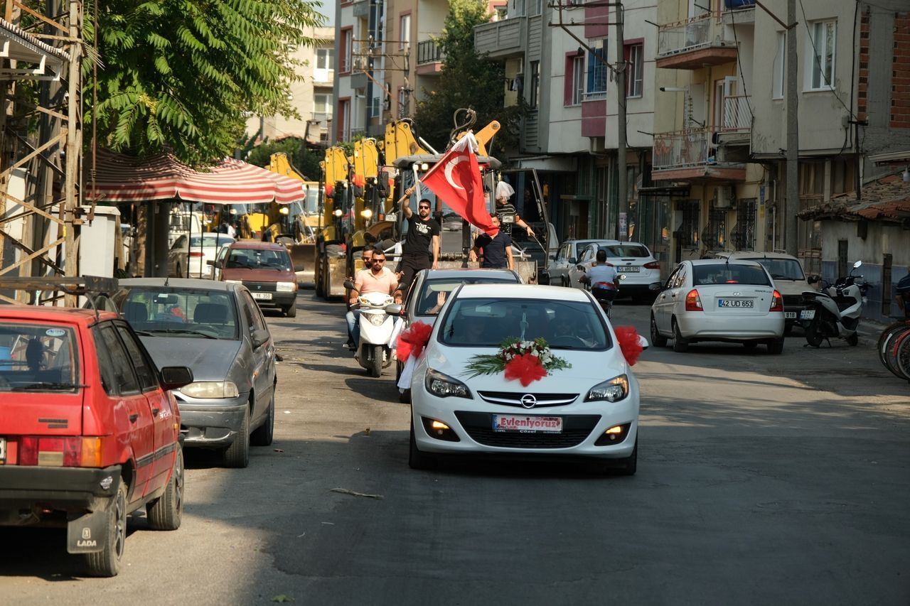 Böyle düğün konvoyu görülmedi! Damat, gelini 11 kepçe ile aldı 9